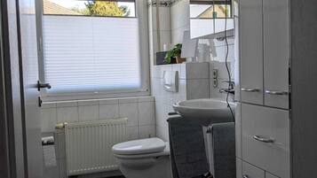 Haartrockner, Handtücher, Seife, Toilettenpapier