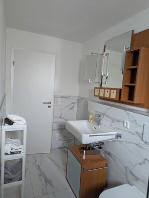 Dusche, Handtücher, Toilettenpapier