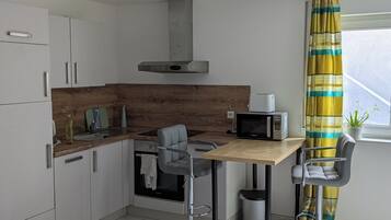 KĂŒhlschrank, Mikrowelle, Ofen, Herdplatte