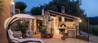 Kritiko Archontiko, Nature & Private Pool Escape