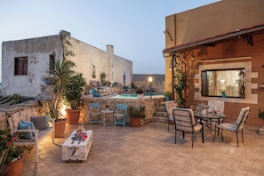 Outdoor dining - Kritiko Archontiko, Nature & Private Pool Escape (C6Q2+MP Aspro, Greece)