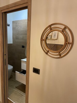 Dusch, handdukar, tvål och toalettpapper