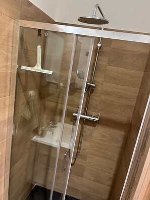 Dusche, Handtücher, Seife, Toilettenpapier
