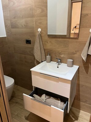 Shower, towels, soap, toilet paper - SeaSide Apartment Salerno (Salerno)