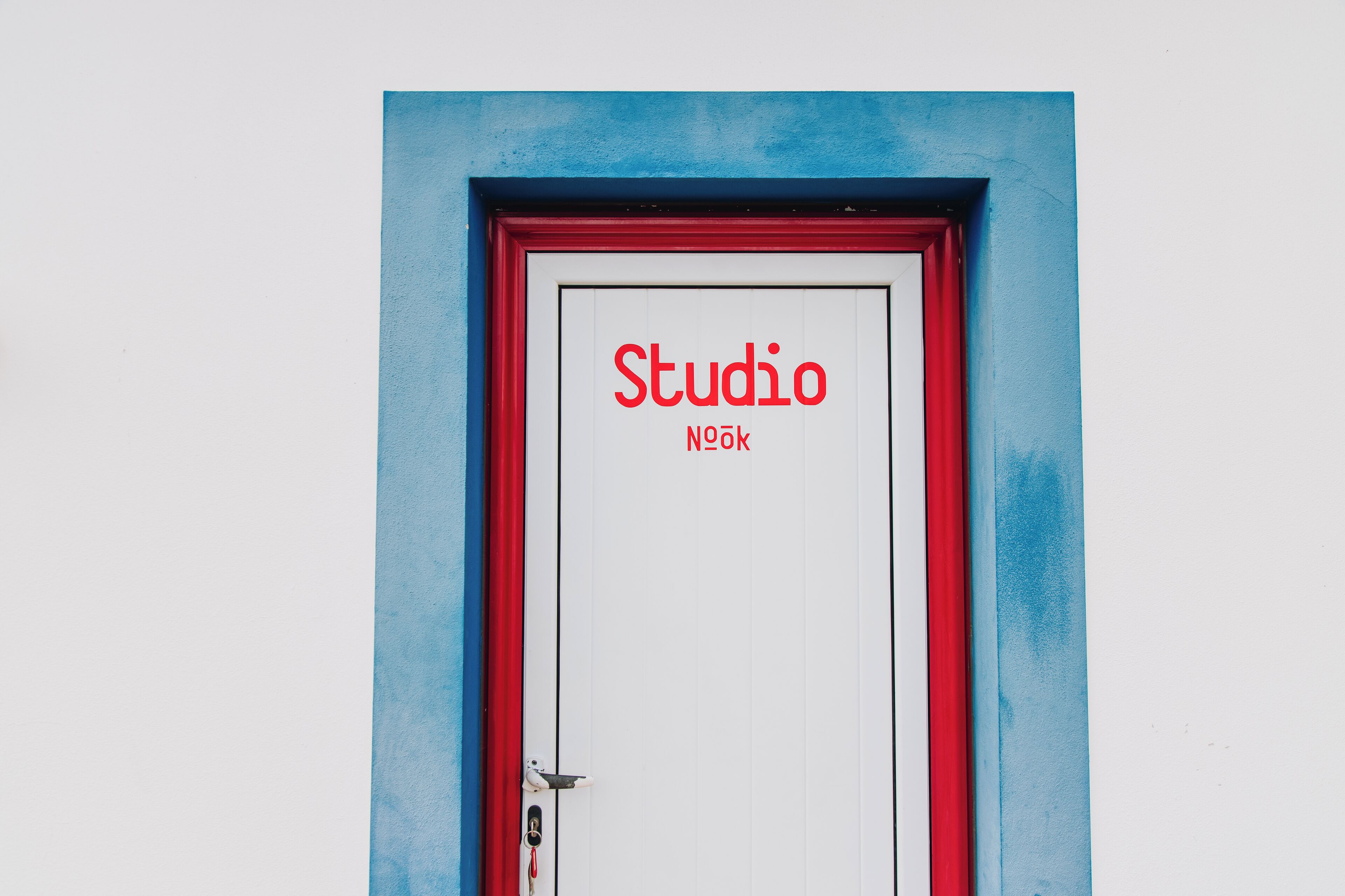 En dörr med texten ”Studio Noook” på.
