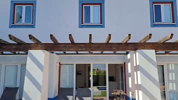 Doppia Superior, vista piscina | Una scrivania, postazione laptop, Wi-Fi gratuito