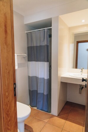 高級開放式客房, 泳池景觀 | 浴室 | 吹風機、毛巾、肥皂、洗髮精