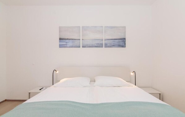 Chambre Standard double, 1 grand lit, vue sur la cour intérieure | Système d’insonorisation, accès au Wi-Fi (inclus)