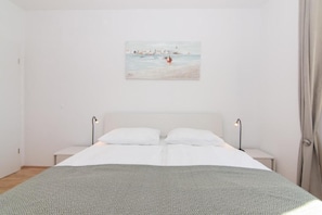 Apartament estàndard, 2 dormitoris, vistes al pati | Habitacions insonoritzades i wifi gratuïta 