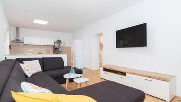 Leilighet – standard, 2 soverom, bakgårdsutsikt | Oppholdsområde | Flatskjerm-TV