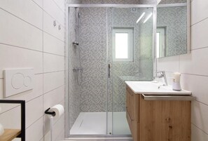 Standard Double Room, Multiple Beds, Courtyard View | Bathroom | Shower, free toiletries, hair dryer, towels - Walls of Piran Apartments and Rooms (Piran)