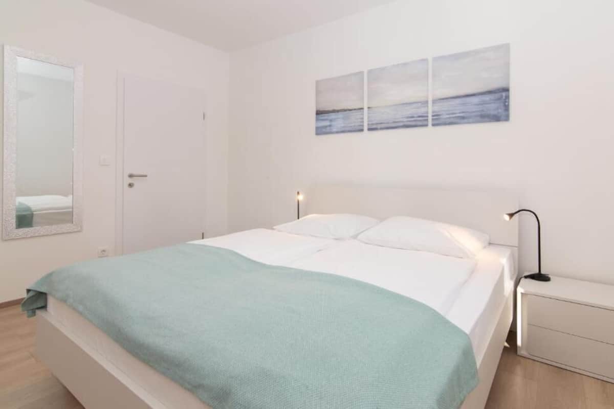 Standard Double Room, 1 Katil Ratu (Queen), Courtyard View | 2 bilik tidur, kalis bunyi, Wi-fi percuma