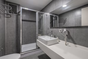 Premium-Apartment | Badezimmer | Dusche, Haartrockner, Handtücher, Seife