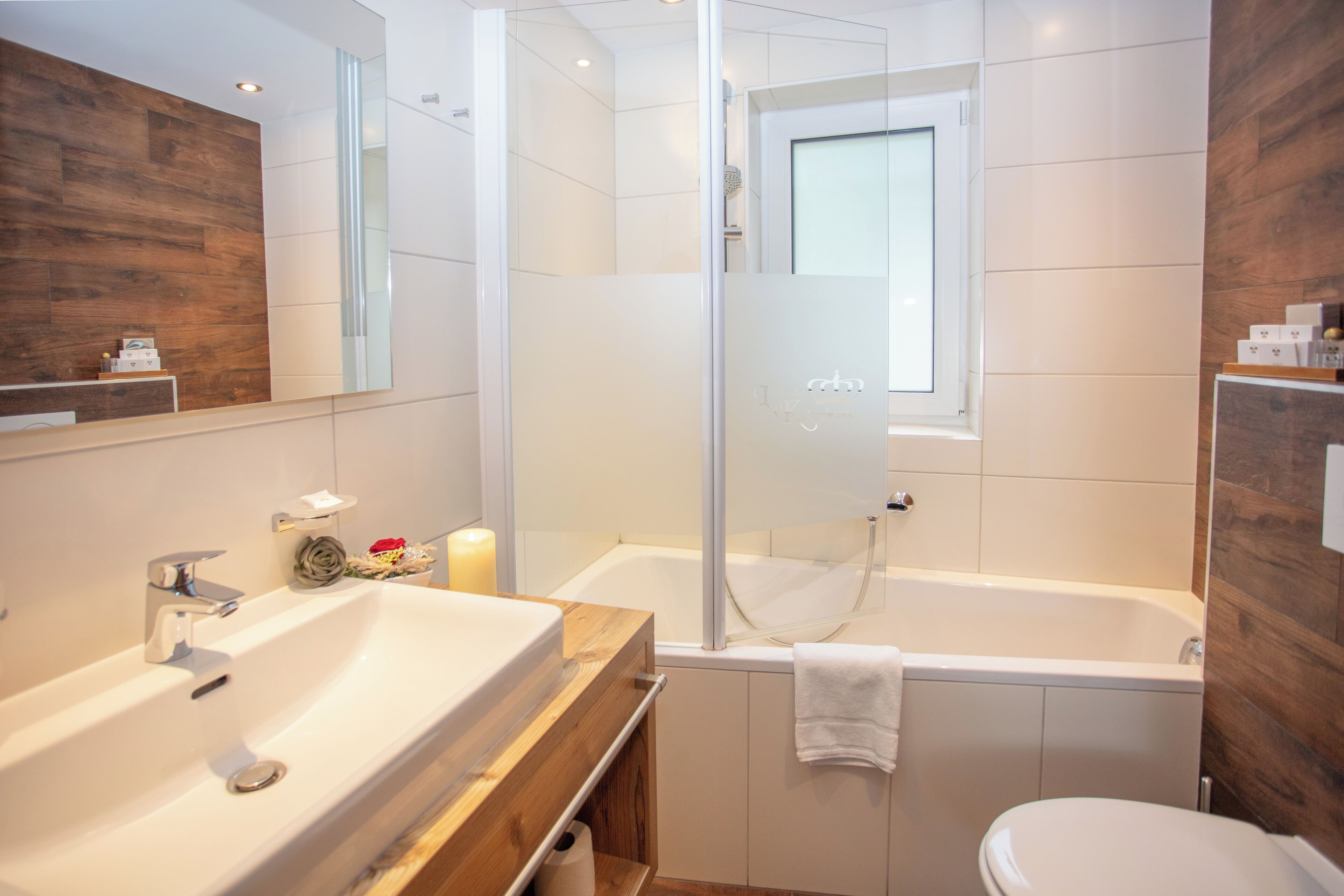 Chambre économique double, balcon, vue sur la montagne | Salle de bain | Séchoir à cheveux, serviettes fournies, savon, shampooing