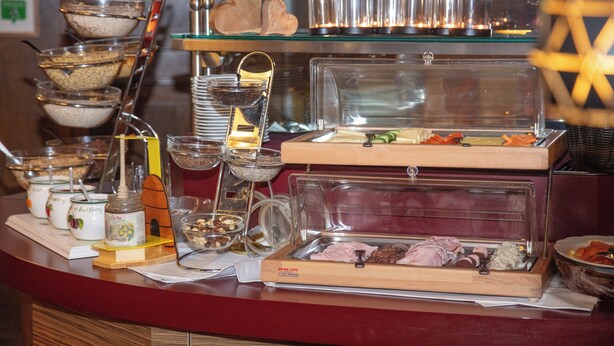 Ein Buffet mit verschiedenen Speisen und Behältern.