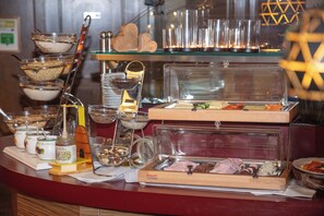Ein Buffet mit verschiedenen Speisen und Behältern.