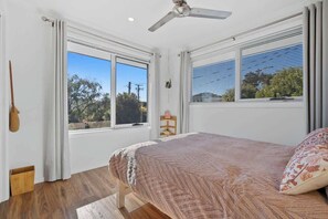 5 Schlafzimmer, Schreibtisch, Bügeleisen/Bügelbrett, WLAN