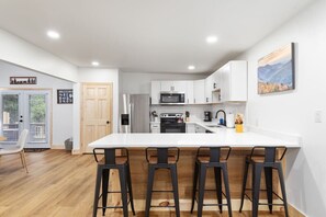 Fridge, microwave, oven, stovetop - Hidden Hollow 3BD Cabin - Hot Tub+ Wifi+ Game Room (Luray)