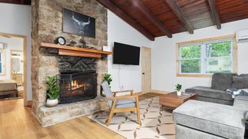 Fernseher, Kamin, Tischfußball, Tischtennisplatte