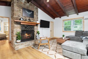 TV, fireplace, table football, ping pong - Hidden Hollow 3BD Cabin - Hot Tub+ Wifi+ Game Room (Luray)