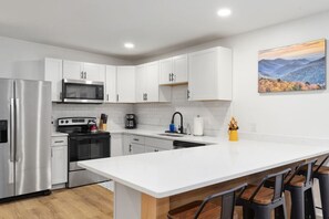 Jääkaappi, mikroaaltouuni, uuni, liesi