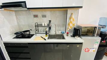 Blender, cookware/dishes/utensils