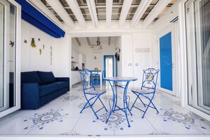 Deluxe Apartment, Sea View | Living area | 40-inch flat-screen TV with cable channels - Etoiles Guest House (Gioia Tauro)