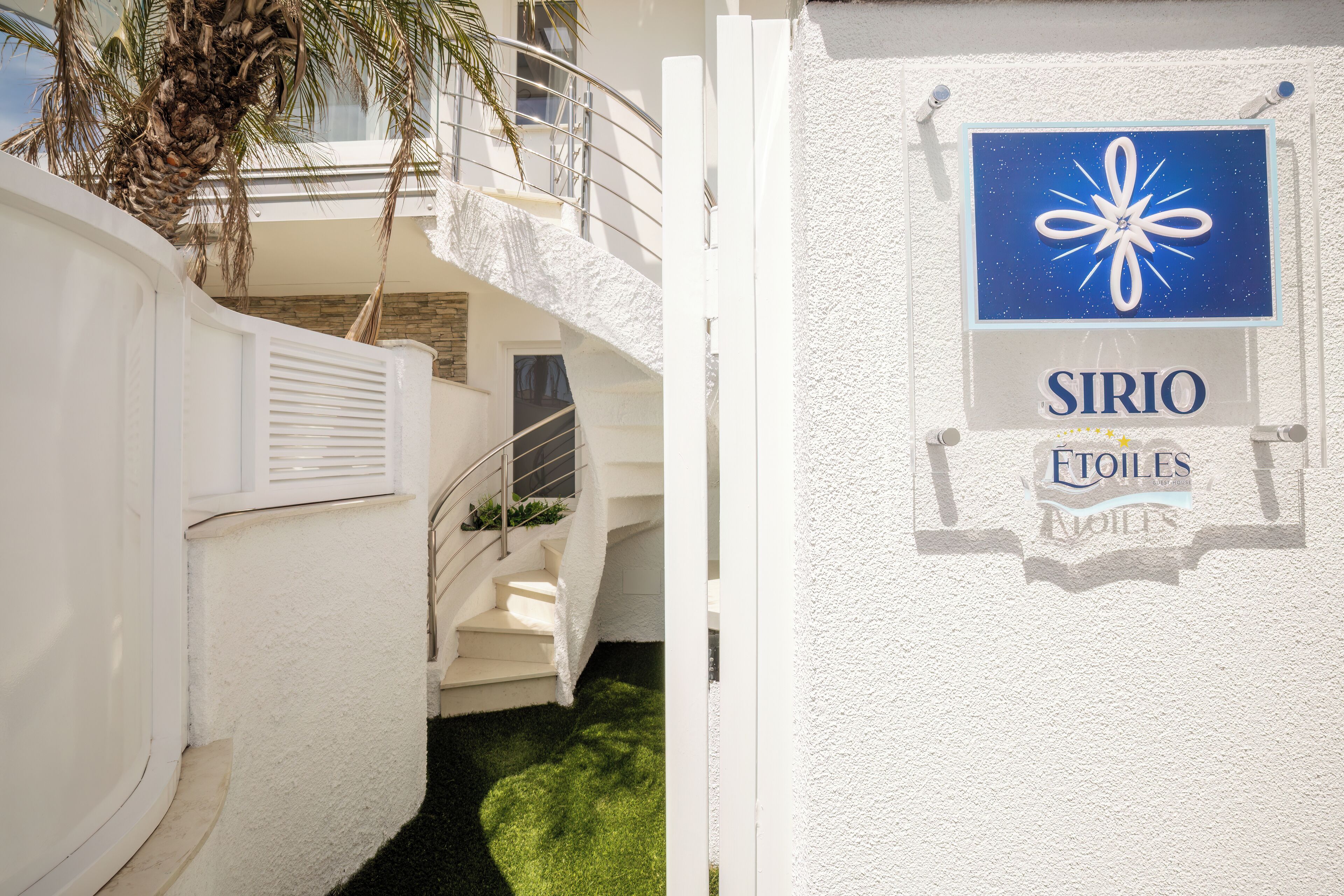 A white building with a sign reading "SIRIO ETOILES."