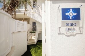 Un edificio blanco con un cartel que dice "SIRIO ETOILES".