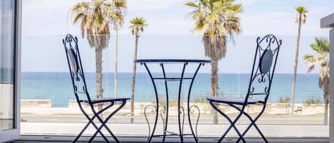 Deluxe Apartment, Sea View | Living area | 40-inch flat-screen TV with cable channels