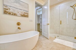 Douche, sèche-cheveux, serviettes fournies