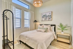 Desk, iron/ironing board, travel cot, WiFi - Stylish New Build with Pool, Spa, and Design (North Port)