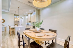 Dining - Stylish New Build with Pool, Spa, and Design (North Port)