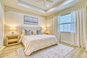 4 dormitorios, escritorio, tabla de planchar con plancha y cuna de viaje