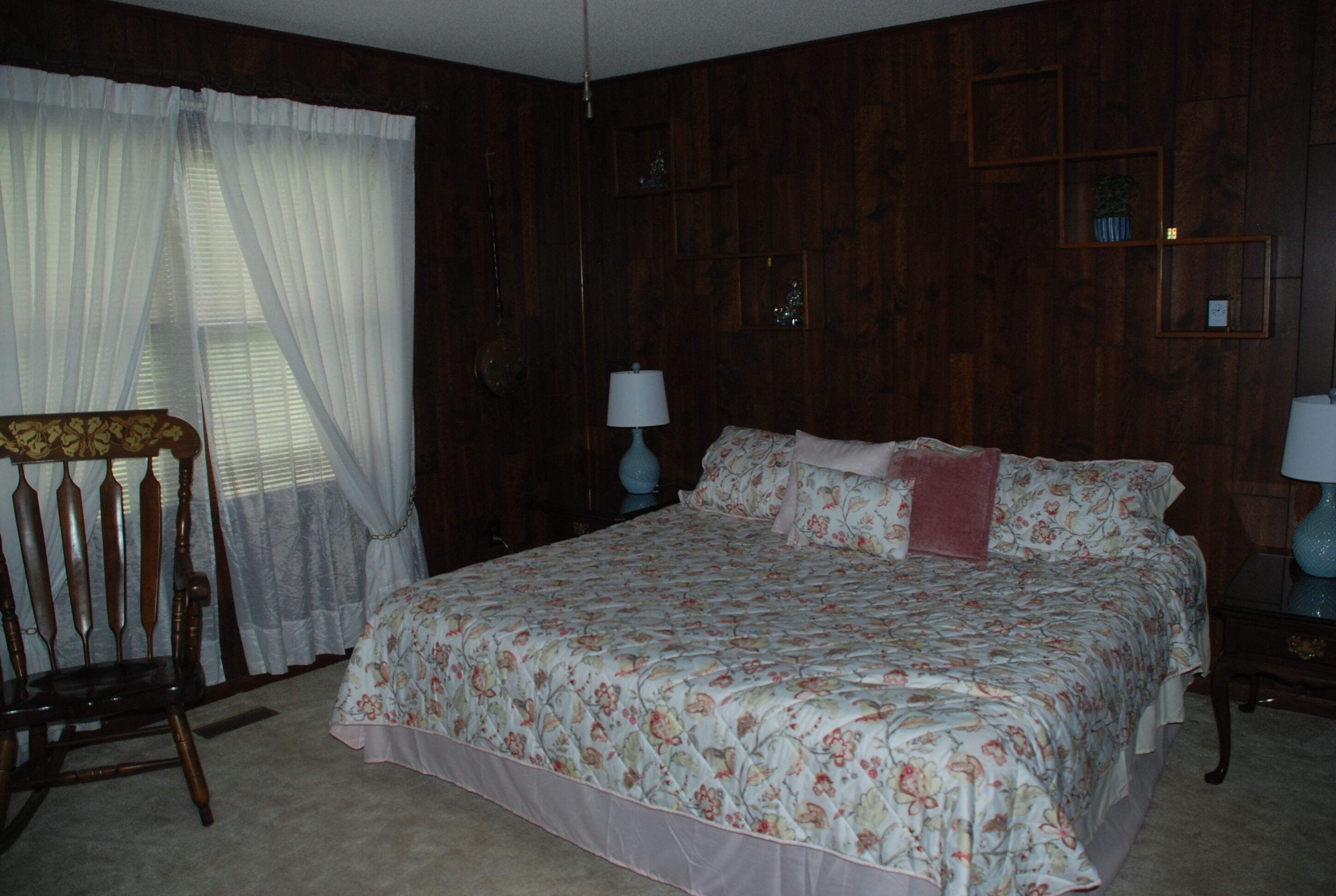 3 habitaciones, tabla de planchar con plancha, wifi y ropa de cama 