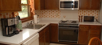 Relaxing Vintage Country 3-bedroom Home with WiFi and AC in Delightful Richlands