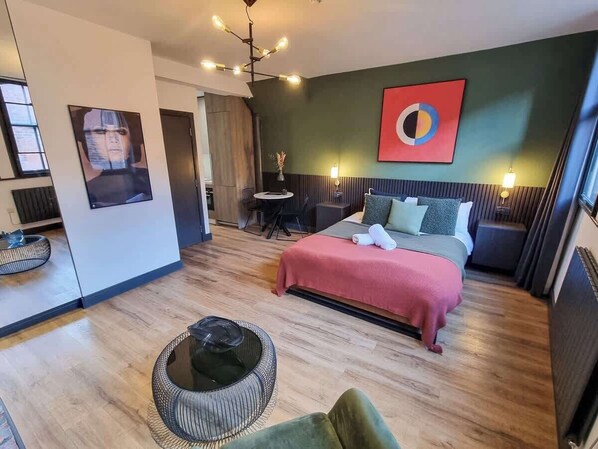 1 bedroom, desk, iron/ironing board, travel crib - Luxury Studio in Heart of MCR by City SuperHost (Manchester)