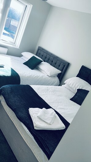 Habitación cuádruple Confort | Escritorio y espacio para trabajar con un portátil