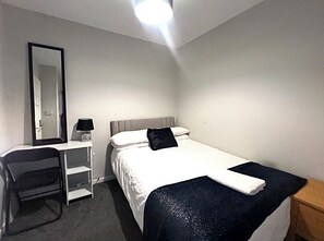 Standard Double Room | Desk, laptop workspace, soundproofing, iron/ironing board