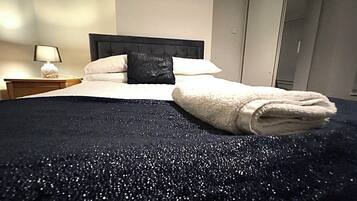 Comfort Quadruple Room | Desk, laptop workspace, soundproofing, iron/ironing board