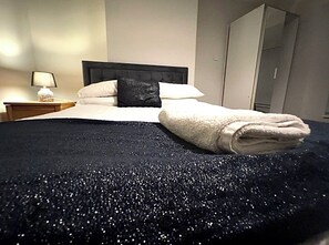 舒適四人房 | 書桌、筆電工作空間、隔音、熨斗/熨衣板