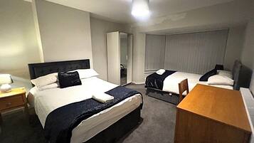 Phòng 4 tiện nghi đơn giản | 1 phòng ngủ, bàn, khu vực làm việc phù hợp cho laptop, phòng cách âm