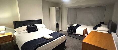 Neljän hengen comfort-huone | Työpöytä, kannettavalle tietokoneelle sopiva työtila, äänieristys