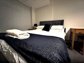 Habitación cuádruple Confort | Escritorio y espacio para trabajar con un portátil