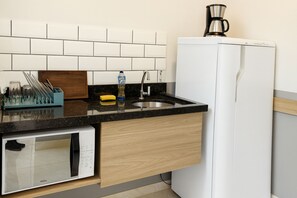 Superior studio | Privékeuken | Een minikoelkast, een microgolfoven, kookgerei, borden en bestek