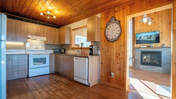 Kühlschrank, Mikrowelle, Ofen, Geschirrspüler