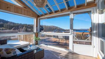 Fernseher, Kamin, Bücher