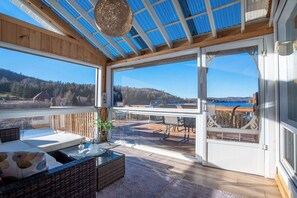 电视、壁炉、书