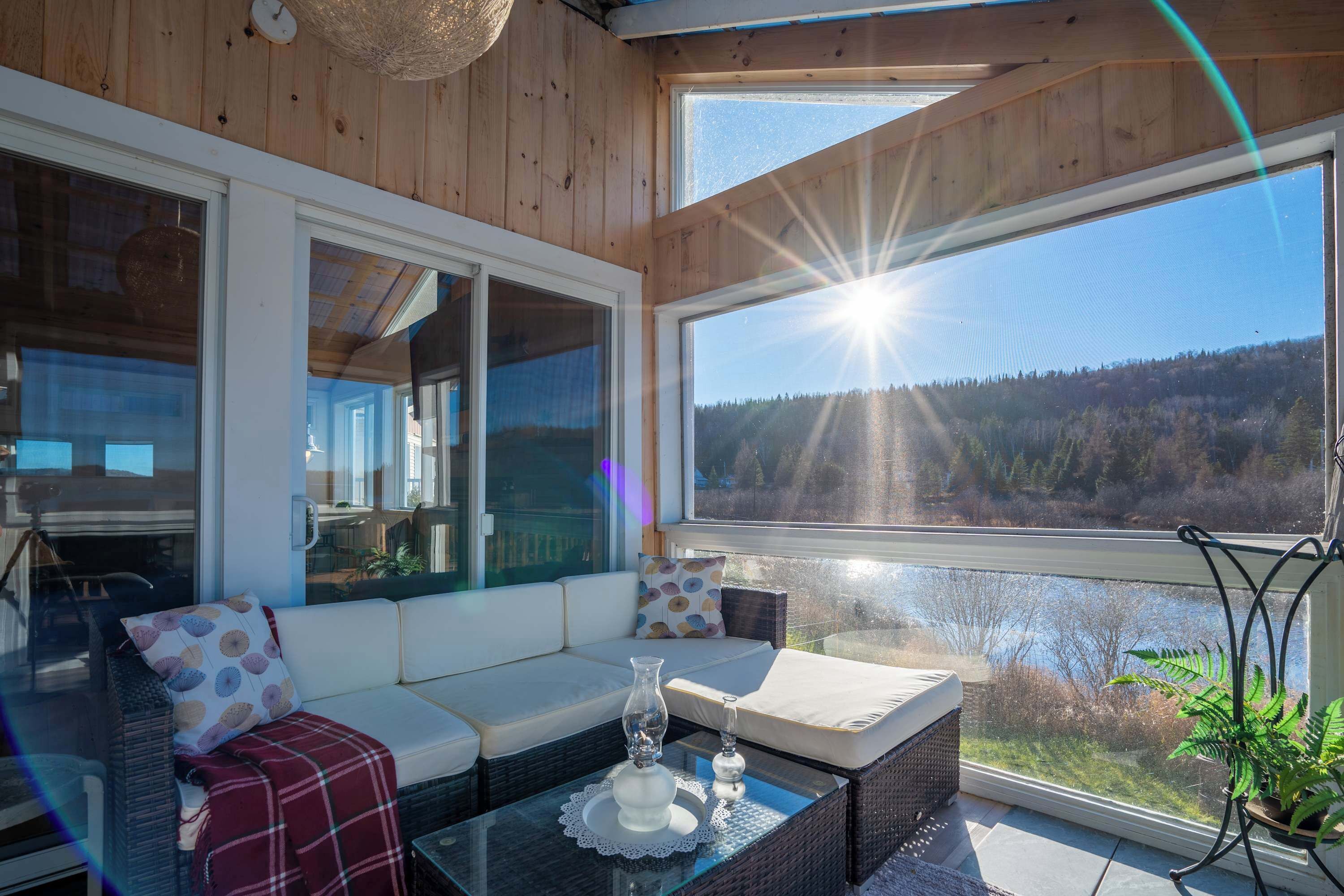 Fernseher, Kamin, Bücher