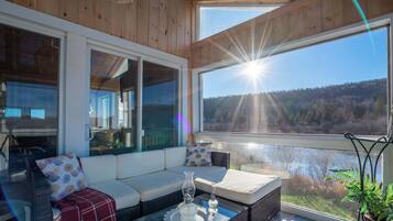 Fernseher, Kamin, Bücher